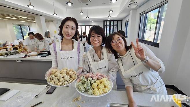 글로벌한방스쿨 1기 입문코스에 참가한 일본인 참가자들이 한방요리체험 후 기념사진을 찍고 있다. ⓒ대구 수성구