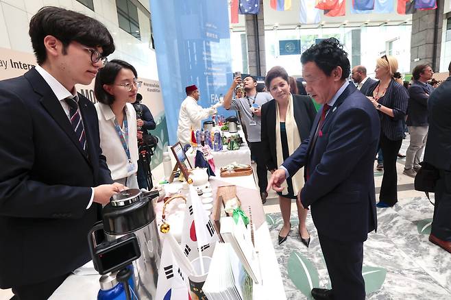 유엔식량농업기구(FAO) Qu Dongyu사무총장이 하동 부스를 찾아 하동 차에 관심을 보이고 있다. ⓒ하동군