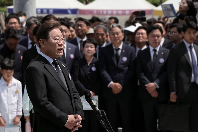 이재명 더불어민주당 대선후보가 5월18일 광주광역시 국립 5·18민주묘지에서 열린 5·18 민주화운동 45주년 기념식에 참석한 뒤 취재진과 만나 이날 발표한 개헌 관련 입장에 대한 질문에 답하고 있다. ⓒ연합뉴스