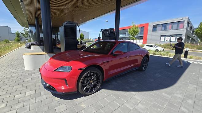 독일 에스텐펠트 포르쉐 차징 라운지에서 충전중인 타이칸 GTS. 원성열 기자  sereno@donga.com