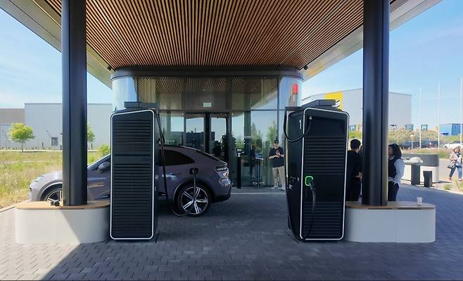 독일 에스텐펠트 포르쉐 차징 라운지. 원성열 기자 sereno@donga.com