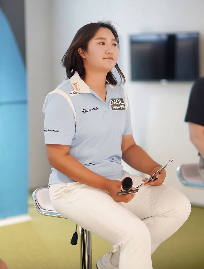 유해란이 지난 21일 서울 여의도 테일러메이드 행사장에서 주니어 골퍼, 팬들을 상대로 비하인드 토크쇼를 진행하고 있다. 테일러메이드 제공