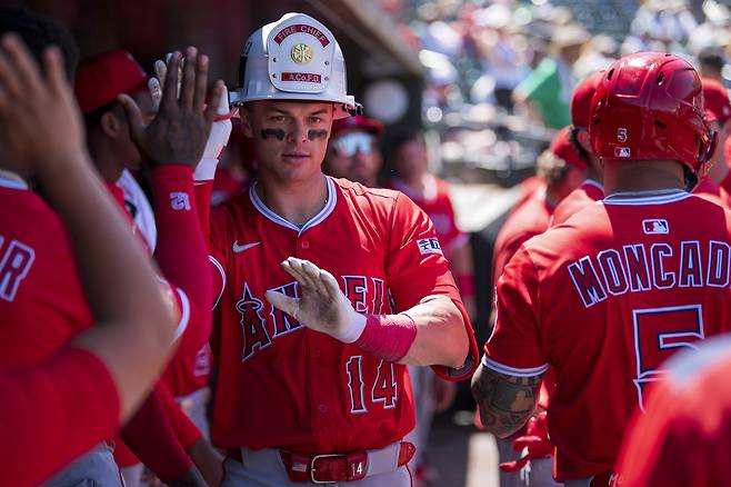 LA 에인절스 로건 오하피가 7회초 홈런을 날린 뒤 덕아웃에서 동료들과 하이파이브하고 있다. AP연합뉴스