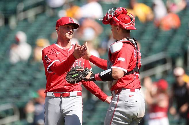 LA 에인절스 코너 브로그던이 23일 애슬레틱스전을 승리로 마무리한 뒤 포수 오하피와 악수하고 있다. AFP연합뉴스