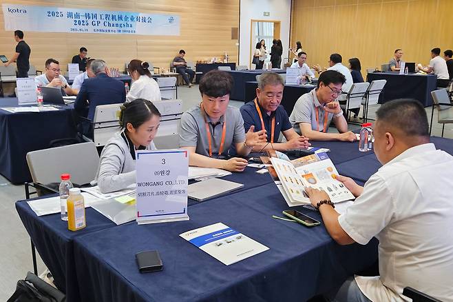 비즈니스 상담을 하고 있다. 사진제공|㈜원강