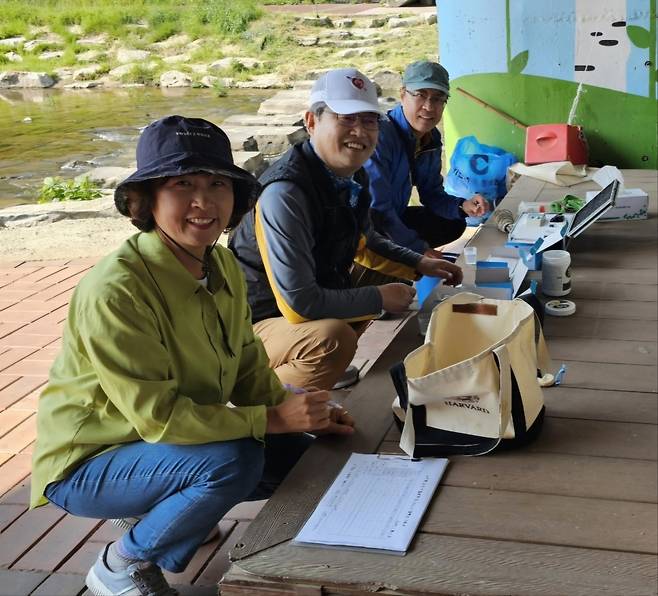 춘천 공지천 간이 수질측정 활동사진