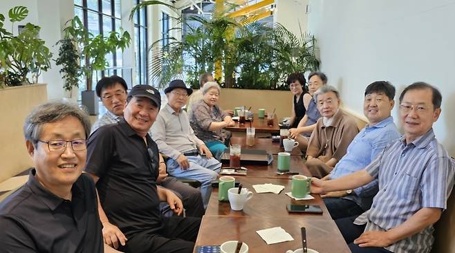 학습프로그램 후, 회원들의 정보공유 등 차담회 활동 사진