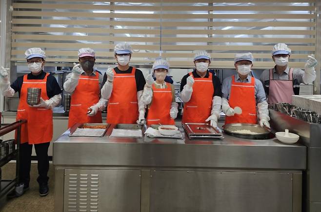 5월 19일, 나눔 도시락 담기 및 점심 배식 봉사 활동 사진