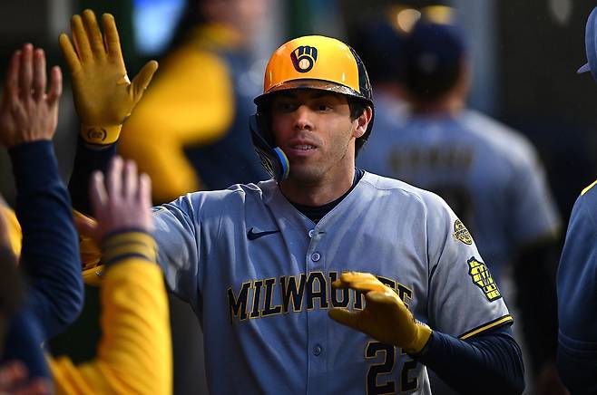 밀워키 크리스티안 옐리치가 23일 피츠버그전에서 6회초 솔로홈런을 날린 뒤 동료들과 하이파이브를 나누고 있다. AFP연합뉴스