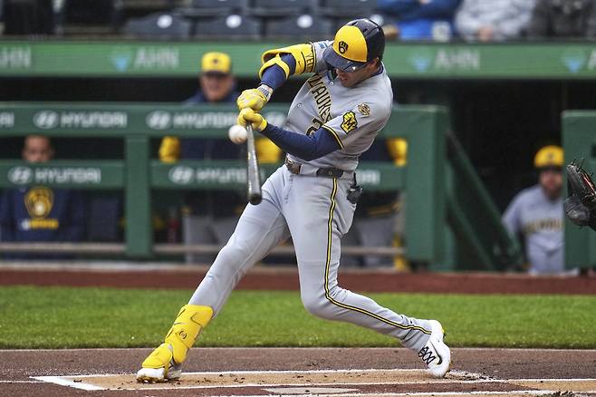 밀워키 옐리치가 23일 피츠버그전에서 1회초 스리런 홈런을 날리고 있다. AP연합뉴스