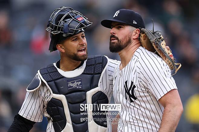 ▲ 뉴욕 양키스 좌완투수 카를로스 로돈​과 포수 J.C. 에스카라가 대화를 나누고 있다.