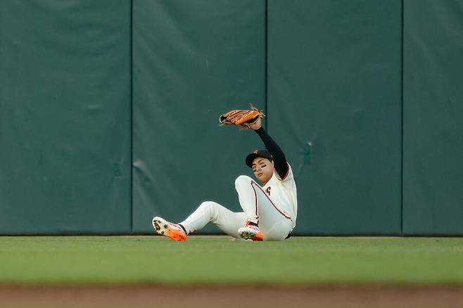 ▲ 이정후는 몸을 사리지 않는 수비로 샌프란시스코 외야를 지키고 있다. ⓒ연합뉴스