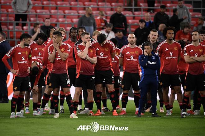 맨체스터 유나이티드 선수들이 22일 스페인 빌바오에서 열린 토트넘과의 2024~2025 UEFA 유로파리그 결승전 패배로 우승에 실패한 뒤 아쉬워하고 있다. /AFPBBNews=뉴스1
