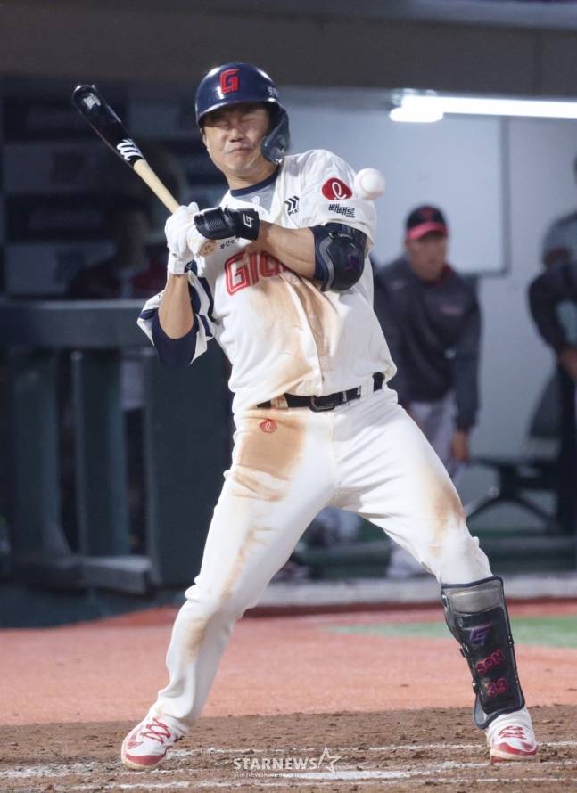 롯데 손호영이 22일 사직 LG전에서 3회 밀어내기 타점을 올리고 있다. /사진=김진경 대기자