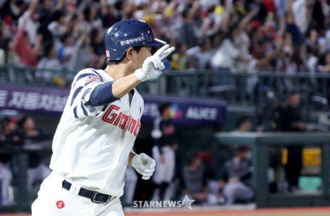 롯데 손호영이 20일 사직 LG전에서 3회말 1사 1루에서 좌월 2점 홈런을 날리고 다이아몬드를 돌고 있다. /사진=김진경 대기자