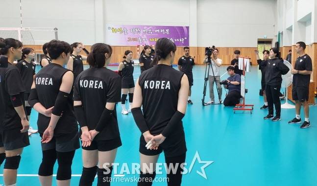페르난도 모랄레스 여자 대표팀 감독(오른쪽 끝)이 연습 경기를 앞두고 선수들에게 지시 사항을 전달하고 있다. /사진=안호근 기자