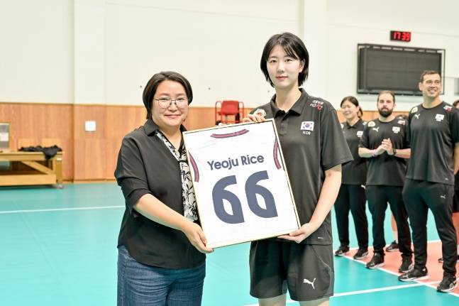 이상휘 여주시 농산업 공동 브랜드 활성화 센터장(왼쪽)이 여자 배구 국가대표팀 주장 강소휘로부터 유니폼을 건네받고 있다. /사진=대한배구협회 제공