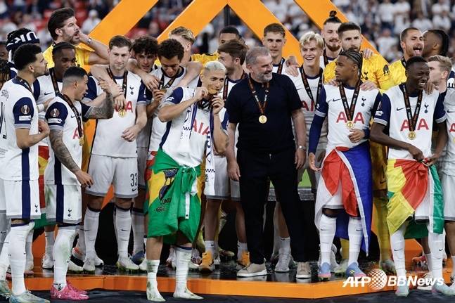 엔제 포스테코글루(가운데) 감독이 선수들과 UEL 우승 기쁨을 만끽하고 있다. /AFPBBNews=뉴스1