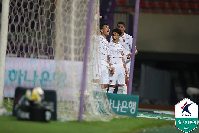 어정원(왼쪽) 등 포항 스틸러스 선수들이 23일 안양종합운동장에서 열린 하나은행 K리그1 2025 15라운드 원정경기 FC안양전 선제골 이후 기뻐하고 있다. /사진=프로축구연맹 제공