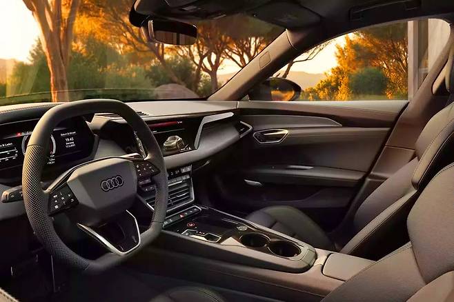 아우디 e 트론 GT 콰트로 실내