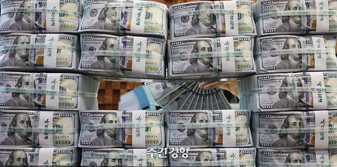 예금보험공사가 은행의 외화 표시 예금 급증으로 환위험 노출을 막기 위해서 예금보험기금의 10%를 달러화 표시 자산에 투자하기로 했다는데, 이게 말이 되는 이야기일까. /한수빈 기자