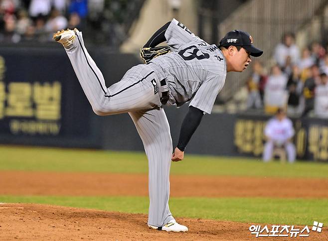 26일 오후 서울 송파구 잠실야구장에서 열린 '2025 신한 SOL Bank KBO리그' 한화 이글스와 LG 트윈스의 경기, 8회말 한화 김종수가 공을 힘차게 던지고 있다. 엑스포츠뉴스 DB