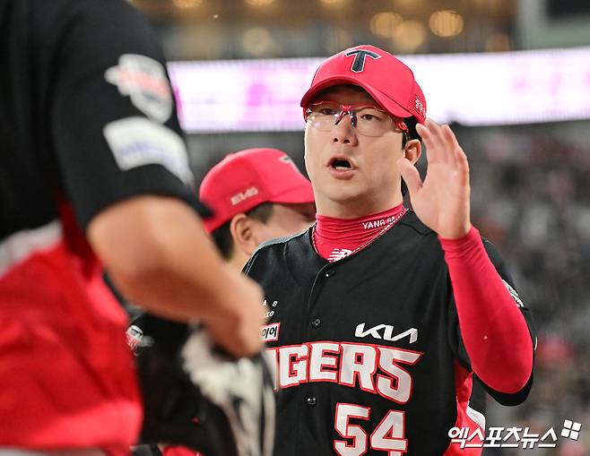 KIA 타이거즈 좌완 양현종이 22일 수원 KT 위즈파크에서 열린 2025 신한 SOL Bank KBO리그 KT 위즈와의 팀 간 6차전에 선발등판, 6⅔이닝 4피안타 4볼넷 4탈삼진 3실점 호투와 함께 승리투수가 됐다. 사진 김한준 기자