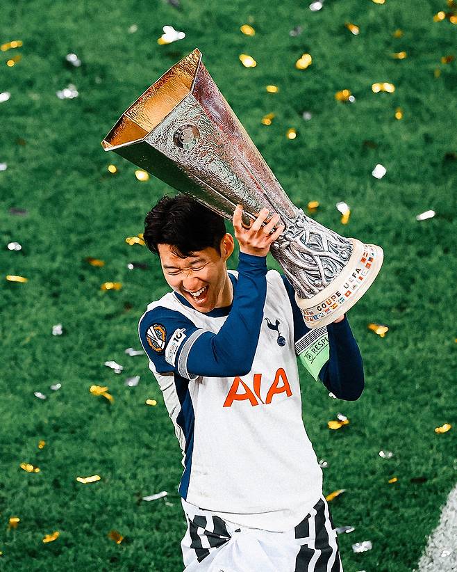 UEFA가 23일(한국시간) 공식 채널을 통해 2024-2025시즌 UEFA 유로파리그 올해의 팀을 선정해 발표했다.&nbsp;  UEFA 테크니컬 옵저버 그룹이 선정한 올해의 팀에 토트넘 선수 4명이 뽑혀 가장 많이 이름을 올렸다. 최전방 공격수 도미닉 솔란키, 수비수 크리스티안 로메로, 페드로 포로, 그리고 굴리에모 비카리오 골키퍼가 뽑혔다.&nbsp;토트넘