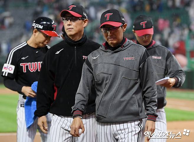 염경엽 LG 트윈스 감독이 23일 인천 SSG랜더스필드에서 열린 2025 신한 SOL Bank KBO리그 SSG 랜더스와의 팀 간 7차전에서 3-2 승리를 거두고 KBO리그 역대 12번째 감독 통산 600승을 기록했다. 사진 고아라 기자
