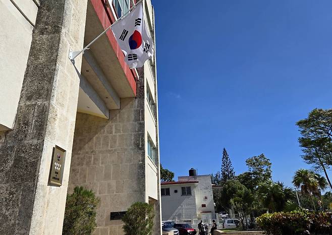 주쿠바 한국대사관 외벽에 붙은 태극기(2025년 2월 14일 촬영) [촬영 이재림 특파원]