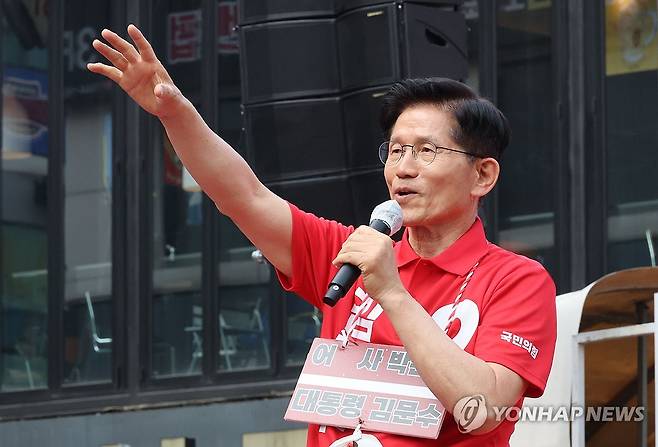 광명서 유세하는 김문수 대선후보 (광명=연합뉴스) 황광모 기자 = 국민의힘 김문수 대선후보가 22일 경기 광명시 철산로데오거리에서 열린 유세에서 지지를 호소하고 있다. 2025.5.22 [공동취재] hkmpooh@yna.co.kr