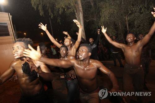 스페인령 세우타 진입에 성공한 뒤 기뻐하는 북아프리카 난민들 [EPA 연합뉴스 자료사진. 재판매 및 DB 금지]