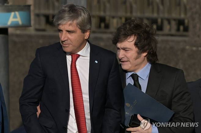 아르헨티나 하비에르 밀레이 대통령(오른쪽)과 루이스 카푸토 경제장관 [AFP 연합뉴스 자료사진. 재판매 및 DB 금지]