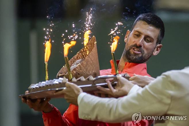 승리 후 생일 케이크를 선물 받은 조코비치 [EPA=연합뉴스]
