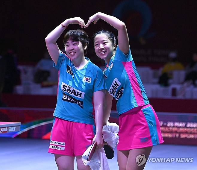 신유빈, 유한나 승리 환호 (서울=연합뉴스) 신유빈(오른쪽), 유한나가 22일 카타르 도하 루사일 아레나에서 열린 2025 국제탁구연맹(ITTF) 세계선수권대회 여자복식 8강전에서 일본 오도 사츠키 - 요코이 사쿠라 조에 승리한 후 환호하고 있다. 2025.5.22 [사진공동취재단] jjaeck9@yna.co.kr