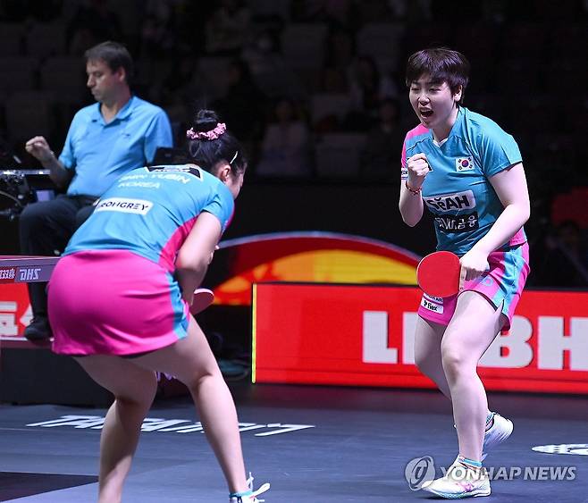 신유빈, 유한나 '득점 환호' (서울=연합뉴스) 신유빈, 유한나가 22일 카타르 도하 루사일 아레나에서 열린 2025 국제탁구연맹(ITTF) 세계선수권대회 여자복식 8강 일본 오도 사츠키 - 요코이 사쿠라와 경기에서 득점 후 환호하고 있다. 2025.5.23 [사진공동취재단] photo@yna.co.kr