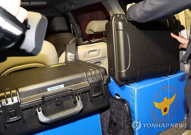 포렌식 장비 옮기는 경찰 (서울=연합뉴스) 한상균 기자 = 대통령실 압수수색을 시도한 경찰 비상계엄 특별수사단이 16일 서울 용산 대통령실 청사 민원실 출입구로 나와 포렌식 장비를 옮기고 있다.  2025.4.16 [대통령통신사진기자단] xyz@yna.co.kr