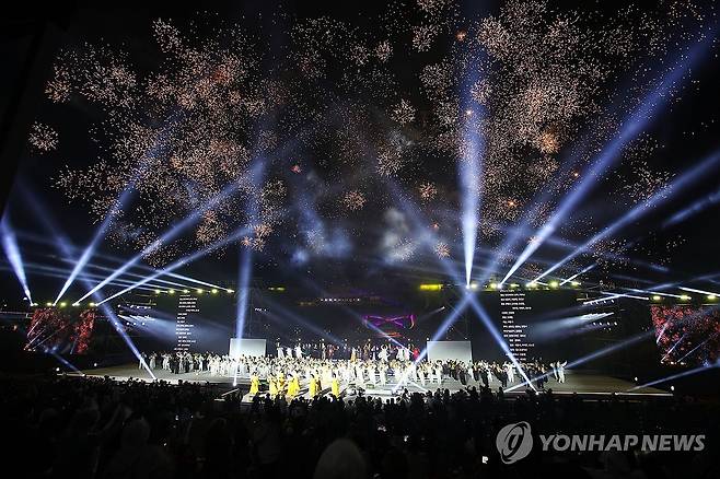 '칼을 품고 슬퍼하다' 공연 (밀양=연합뉴스) 지난 22일 오후 경남 밀양시 밀양강 특설무대에서 제67회 밀양아리랑대축제의 메인 행사인 밀양강 오딧세이 '칼을 품고 슬퍼하다' 공연이 진행되고 있다. 2025.5.23 [경남 밀양시 제공. 재판매 및 DB 금지] image@yna.co.kr