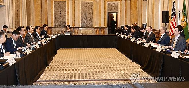 한-미 2+2 통상협의 시작 (서울=연합뉴스) 주요 20개국(G20) 재무장관회의 및 국제통화금융위원회(IMFC)'에 참석차 미국 워싱턴D.C를 방문중인 최상목 부총리 겸 기획재정부 장관이 안덕근 산업통상자원부 장관과 함께 24일(현지시간) 미국 워싱턴 DC 재무부에서 열린 '한-미 2+2 통상협의(Trade Consultation)'를　시작하고　있다．2025.4.24 
    [기획재정부 제공. 재판매 및 DB 금지] hkmpooh@yna.co.kr