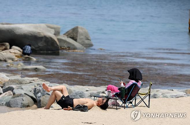 일광욕하기 좋은 여름 같은 해변 [연합뉴스 자료사진]