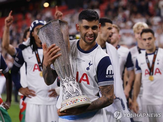 유로퍼리그 우승 트로피를 든 토트넘의 크리스티안 로메로. [로이터=연합뉴스]