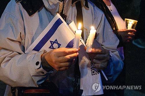숨진 이스라엘대사관 직원을 추모하는 촛불 [AFP=연합뉴스]