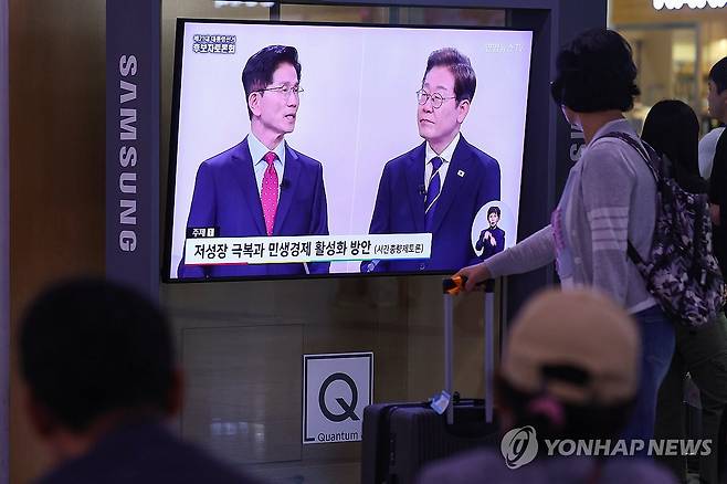 대선 후보 토론회 중계방송 지켜보는 시민들 (서울=연합뉴스) 서대연 기자 = 지난 18일 서울역 대합실에서 시민들이 제21대 대선 1차 후보자 토론회 중계방송을 지켜보고 있다. 2025.5.18 dwise@yna.co.kr