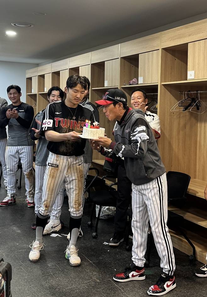 염경엽 감독의 600승을 축하하는 LG 선수단 [LG 트윈스 제공. 재판매 및 DB 금지]