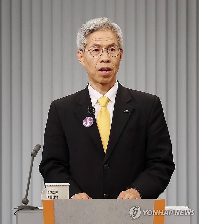 대선 2차 토론회 준비하는 권영국 후보 (서울=연합뉴스) 민주노동당 권영국 대선후보가 23일 서울 여의도 KBS 스튜디오에서 열린 제21대 대선 2차 후보자 토론회를 준비하고 있다. 2025.5.23 [국회사진기자단] photo@yna.co.kr