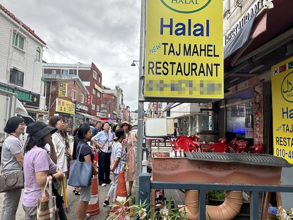 안산 다문화거리 미식투어 프로그램에 참가한 관광객들이 다문화거리를 둘러보고 있다. /안산시 제공