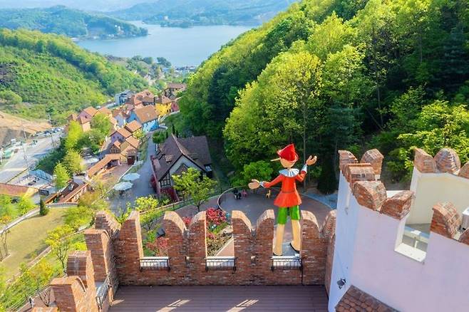 청평호반이 내려다 보이는 쁘띠프랑스&이탈리아마을. 사진=쁘띠프랑스 제공