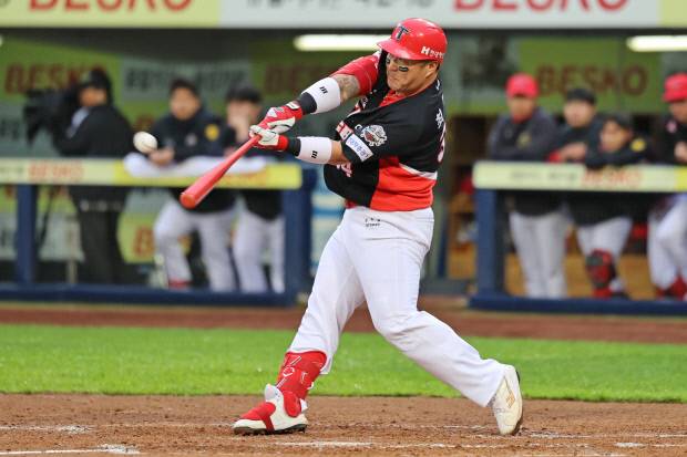 KIA 최형우가 24일 삼성과의 원정경기에서 2-0을 만드는 선제 투런포를 기록하고 있다. <KIA 타이거즈 제공>