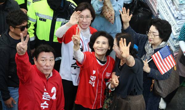 김문수 대선후보의 아내인 설난영 여사가 24일 오후 대구시 중구 서문시장을 찾아 김 후보의 지지를 호소하며 시민들과 인사하고 있다. 정훈진 기자 jhj131@kyongbuk.com