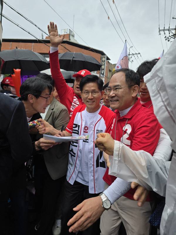 김문수 국민의힘 대선 후보가 24일 경북 영주를 찾아 시민들과 인사를 나누고 있다. 권진한 기자